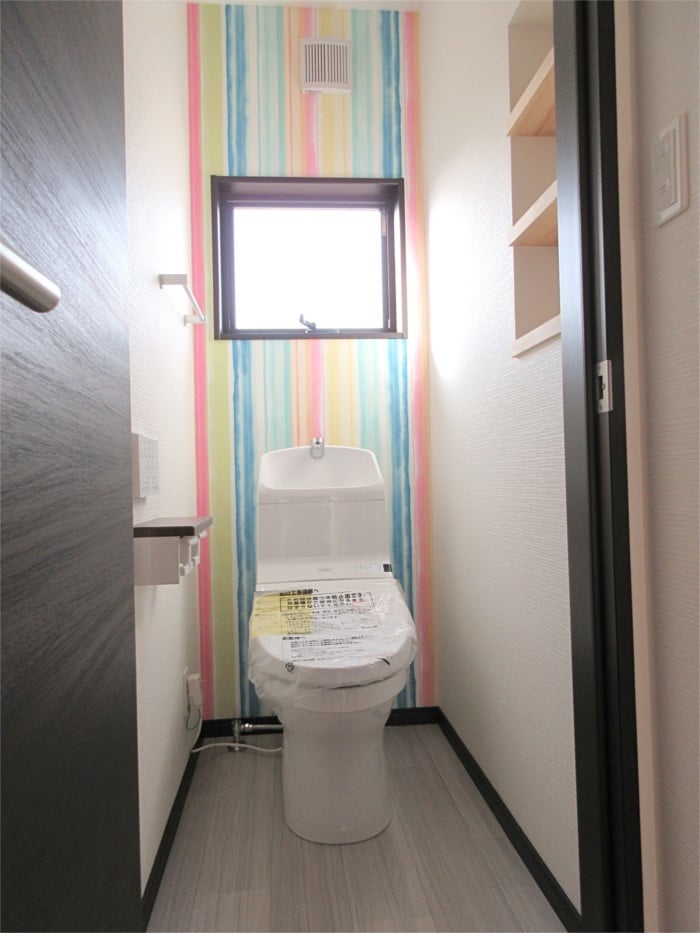 アクセントクロスで明るい雰囲気の2階トイレ